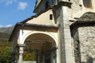 Frazione Coimo - Chiesa S.Ambrogio Scorcio Porticato ingresso